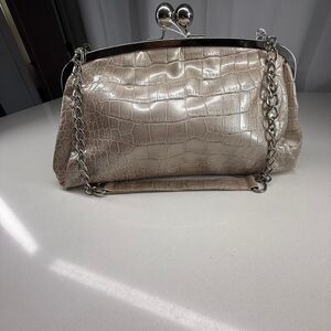 Kisslock clutch